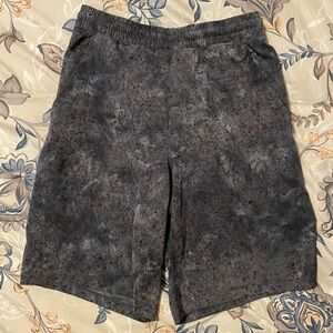 Men’s XS Lulu shorts with liner